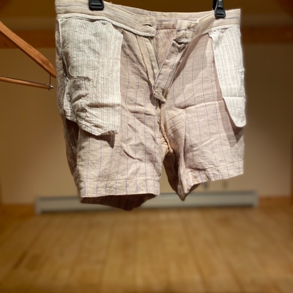 Linen shorts in cream with gray stripes - Picture 7 of 7